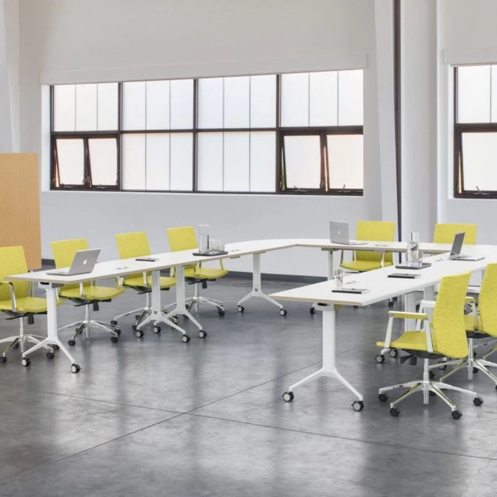 Modular conference room with flexible tables and movable seating